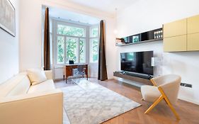 Elegant Paris Ave Apartment With A Terrace